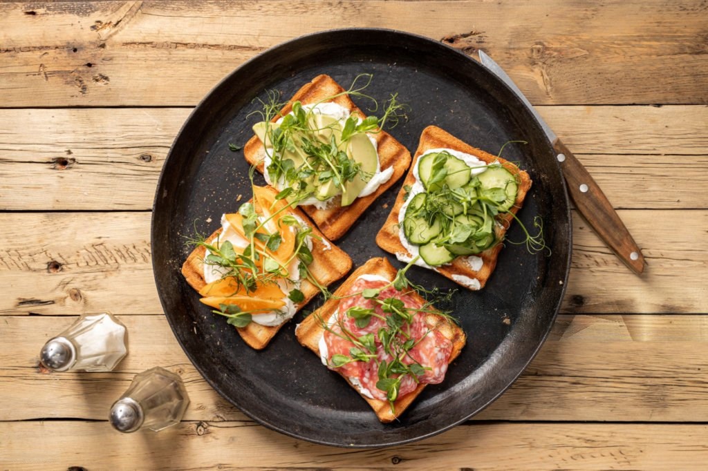 Tostadas con microgreens servidas en un plato